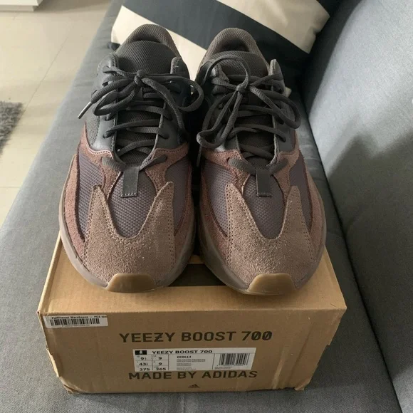 Yeezy boost 700 mauve in a 9.5 - Picture 11 of 13